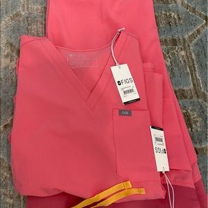 Figs neon pink large scrub set